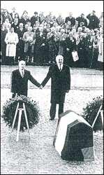 Le Président français François Mitterrand et le Chancelier allemand Helmut Kohl à Verdun en 1984