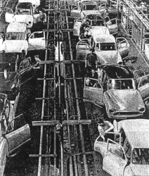Une chaîne de montage des usines SIMCA, à Poissy, en 1960