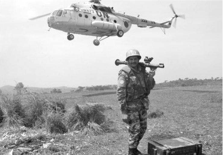 a) 30/05/2005 : casque bleu pakistanais sécurisant une région du Congo