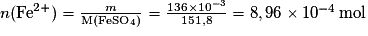 n(\mathrm{Fe}^{2+})=\frac{m}{\mathrm{M}(\mathrm{FeSO}_{4})}=\frac{136\times 10^{-3}}{151,8}=8,96\times 10^{-4} \,\mathrm{mol}