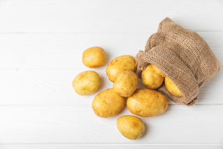 Photographie de pommes de terre (tubercules) récoltées dans le sol