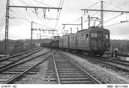 Un train de marchandises tracté par deux locomotives électriques - illustration 1