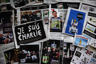 « Je suis Charlie » dans les journaux au lendemain de l'attaque terroriste contre Charlie Hebdo.
