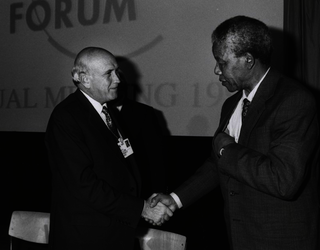 Frederik de Klerk et Nelson Mandela lors de la réunion annuelle du Forum économique mondial à Davos en janvier 1992.