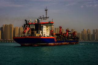 Navire pétrolier quittant la marina de Dubaï